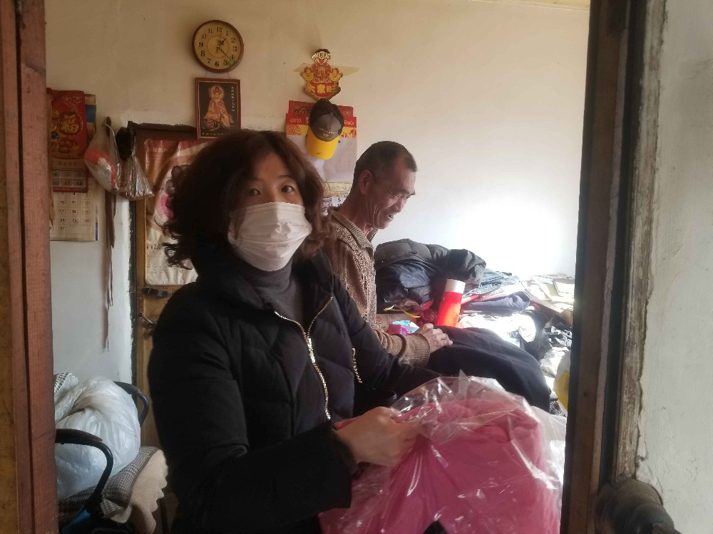 看望慰問貧困家庭